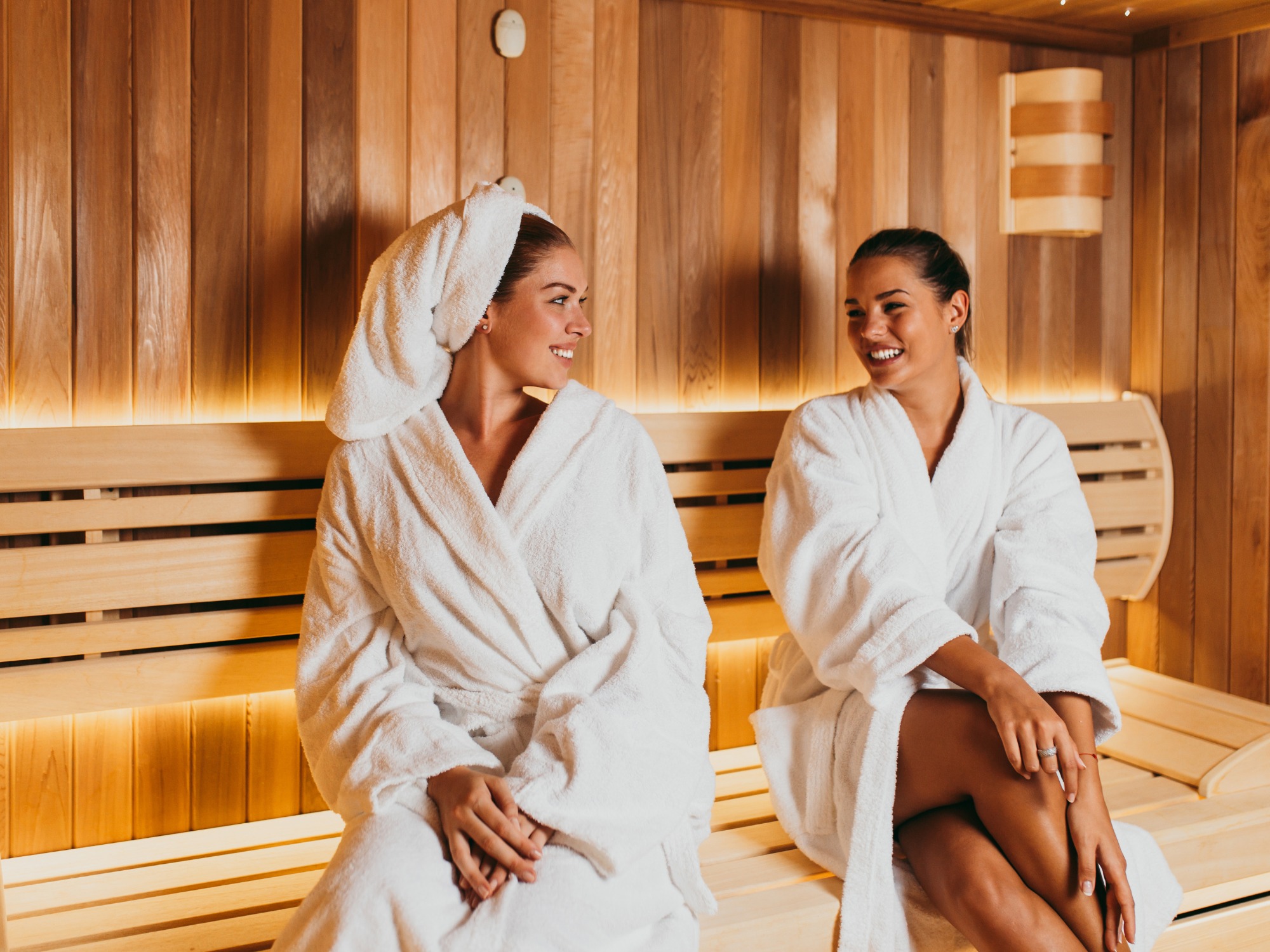 Femmes détendues dans le sauna finlandais